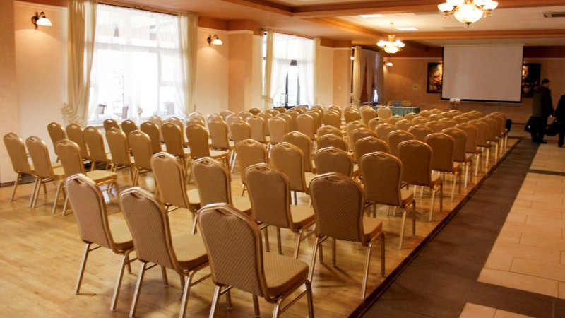 ustawienie teatralne w sali makowej