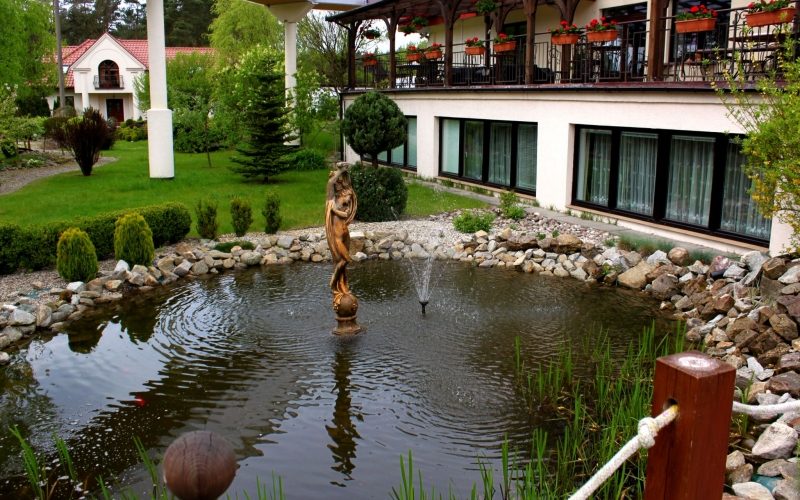 oczko wodne pomiędzy hotelami
