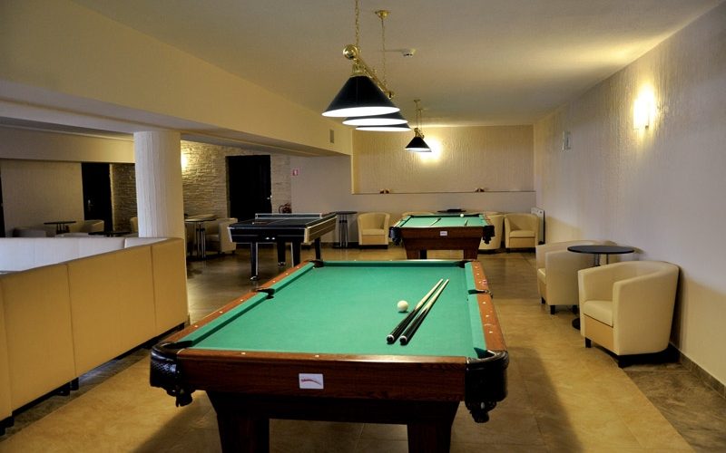 stół bilardowy w hotelu