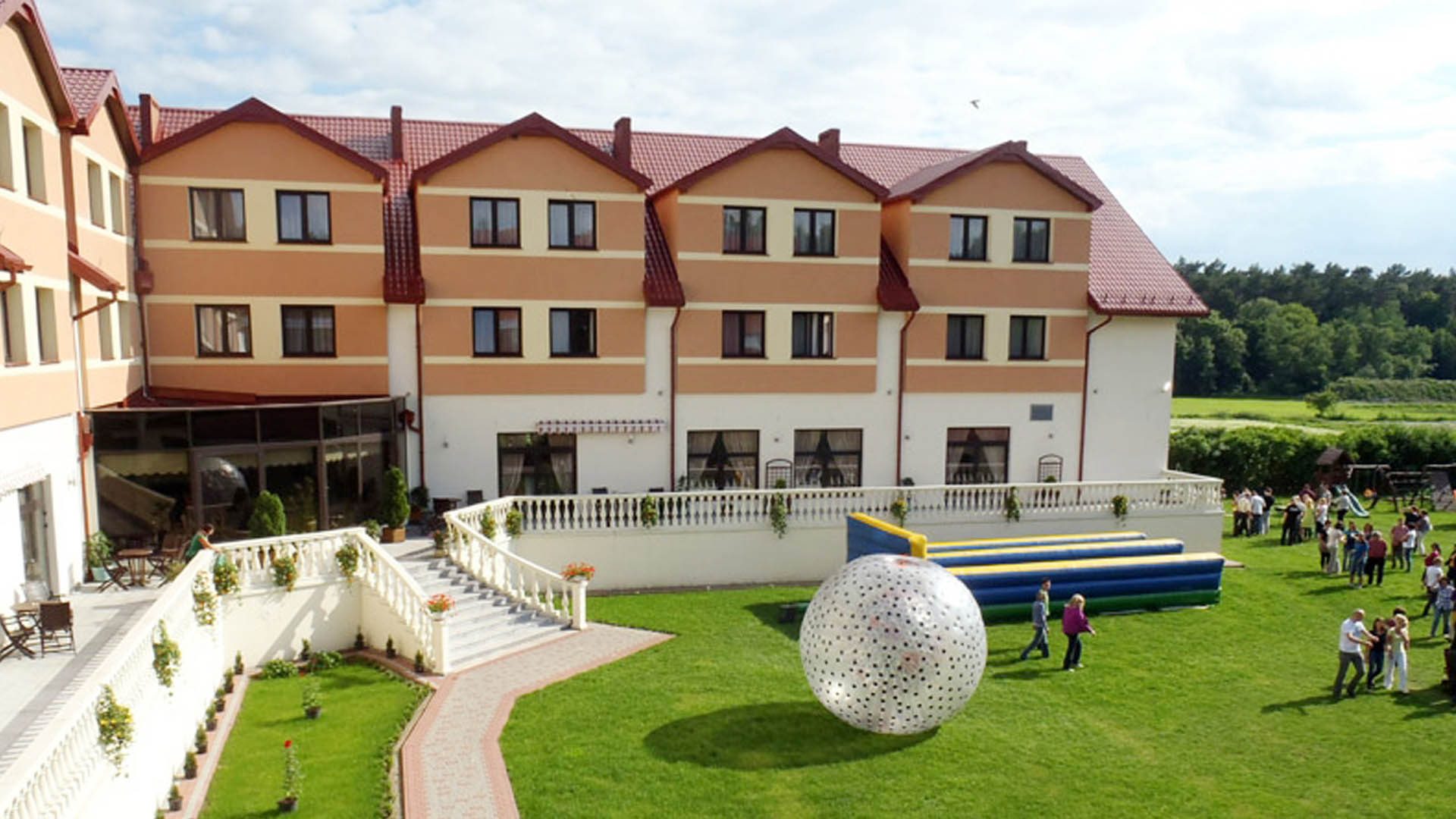 teren zielony hotelu rubbens monet